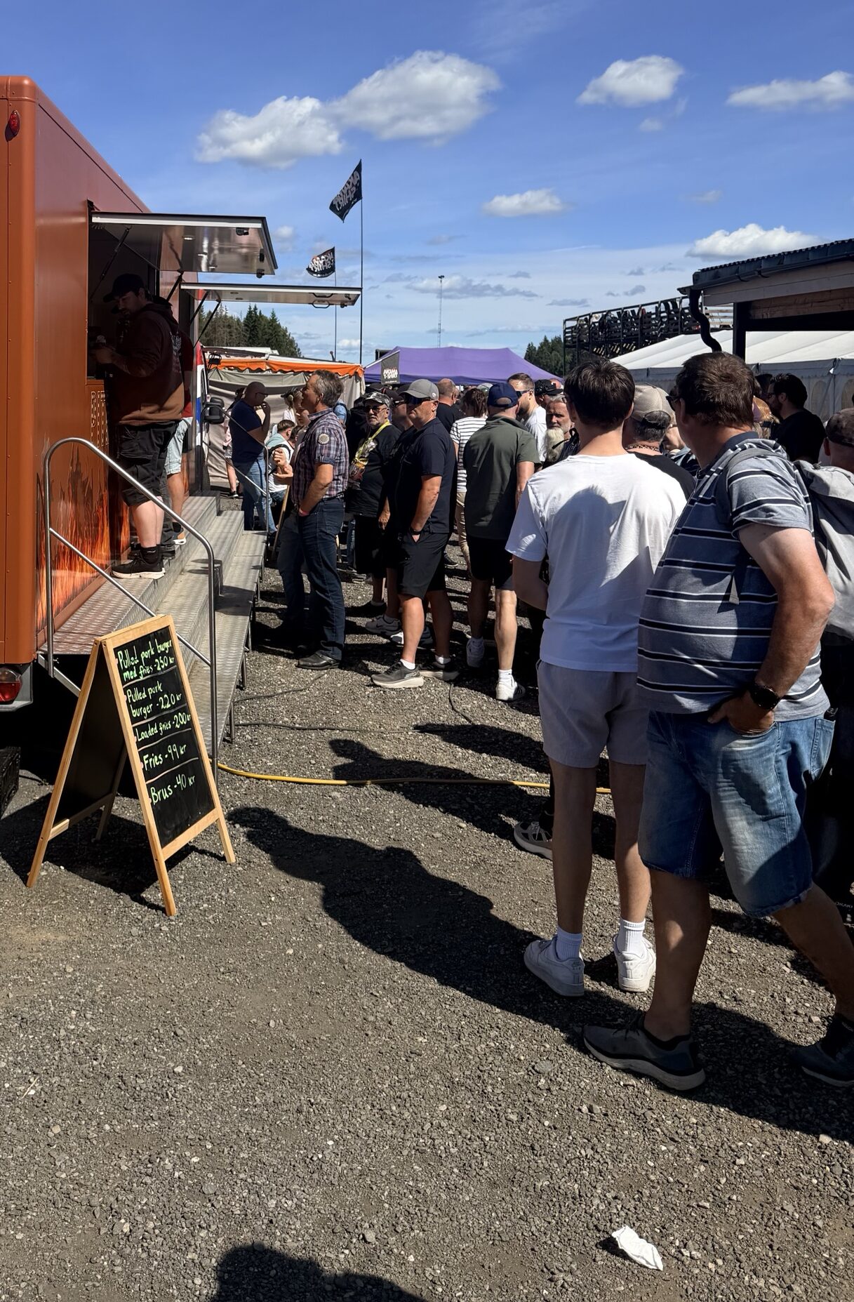 Lang kø foran Pitmasters BBQ-trucken på et arrangement