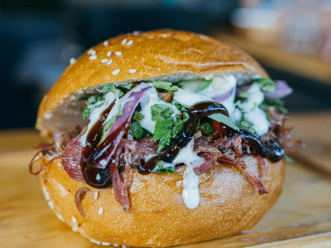 Burger med pulled beef og coleslaw