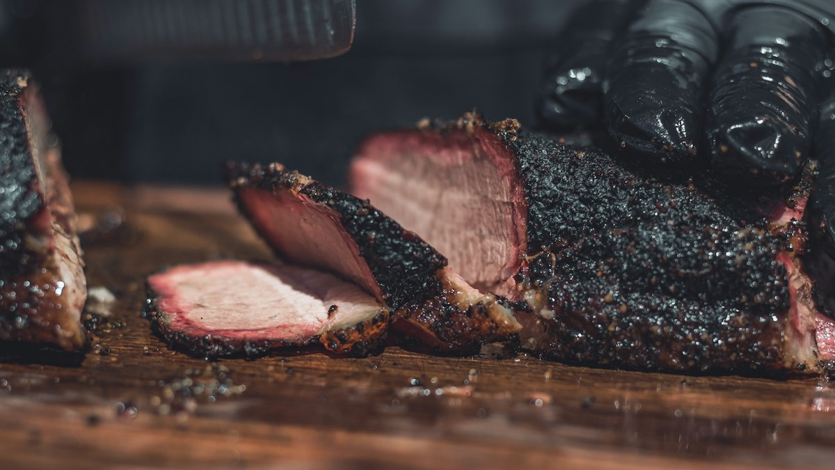 Oppskåret røkt brisket med røykring