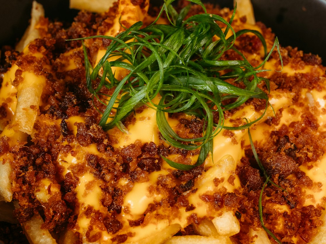 Loaded fries med saus