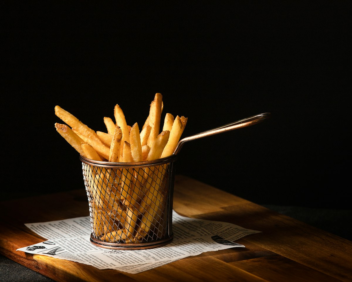 Pommes frites i stålkurv