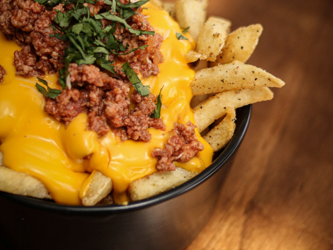Fries med pulled pork og cheddarsaus
